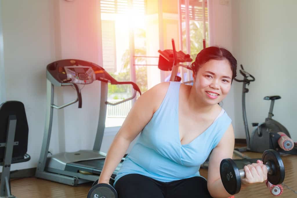 woman doing strength training exercise to promote weight loss